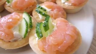 Тарталетки с творожным сыром и семгой