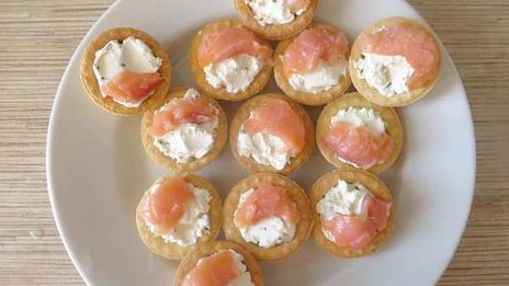 тарталетки с творожным сыром и семгой