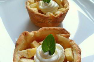 Тарталетки с яблоками, орехами и крем-фрешем