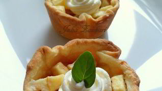 Тарталетки с яблоками, орехами и крем-фрешем