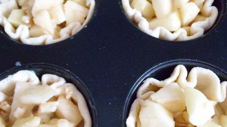 тарталетки с яблоками, орехами и крем-фрешем