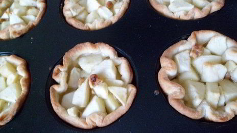 тарталетки с яблоками, орехами и крем-фрешем