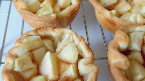 тарталетки с яблоками, орехами и крем-фрешем