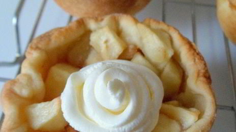 тарталетки с яблоками, орехами и крем-фрешем