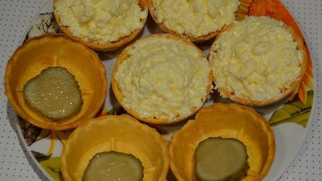 тарталетки с яйцом и сыром