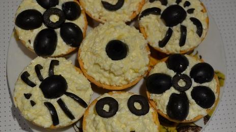 тарталетки с яйцом и сыром