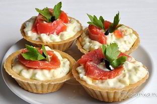 Закуска с красной рыбой в тарталетках