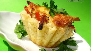 Закусочные рисовые тарталетки с запеченными овощами и куриным филе под сыром