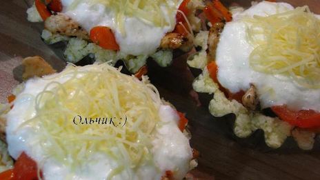 закусочные рисовые тарталетки с запеченными овощами и куриным филе под сыром