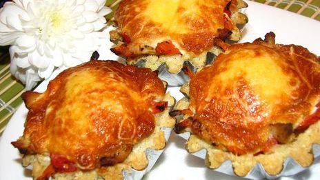 закусочные рисовые тарталетки с запеченными овощами и куриным филе под сыром