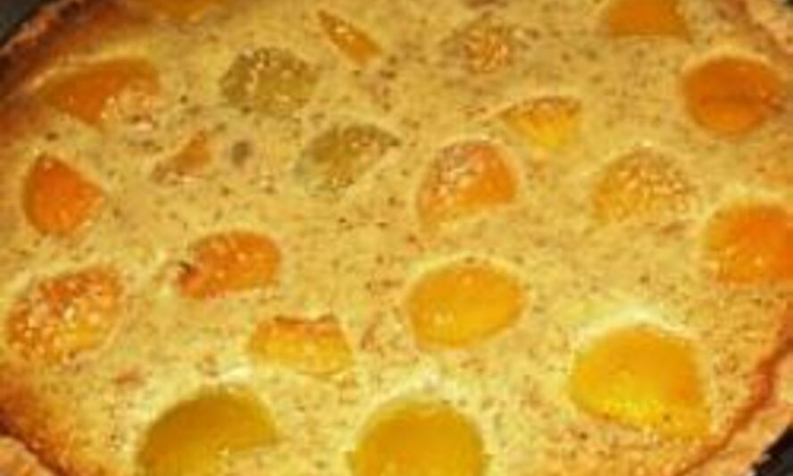 Рецепт французского миндального тарта с консервированными персиками