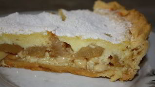 Грушевый тарт с заварным кремом и абрикосовыми косточками