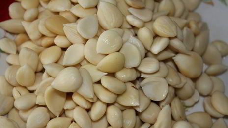 грушевый тарт с заварным кремом и абрикосовыми косточками