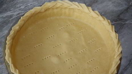 грушевый тарт с заварным кремом и абрикосовыми косточками