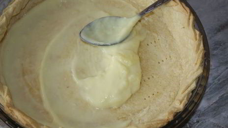 грушевый тарт с заварным кремом и абрикосовыми косточками