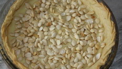 грушевый тарт с заварным кремом и абрикосовыми косточками