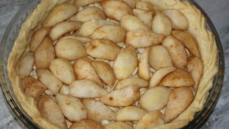 грушевый тарт с заварным кремом и абрикосовыми косточками