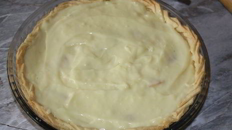 грушевый тарт с заварным кремом и абрикосовыми косточками