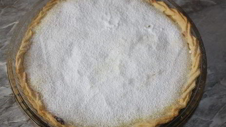 грушевый тарт с заварным кремом и абрикосовыми косточками