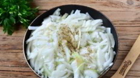 луковый тарт с малосольной килькой