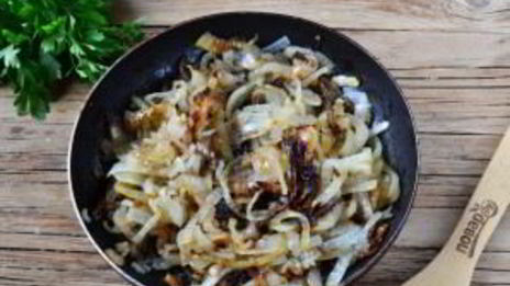 луковый тарт с малосольной килькой