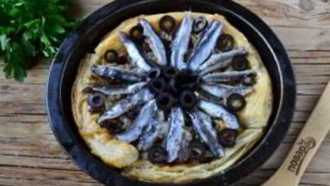 луковый тарт с малосольной килькой