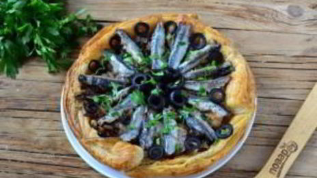 луковый тарт с малосольной килькой