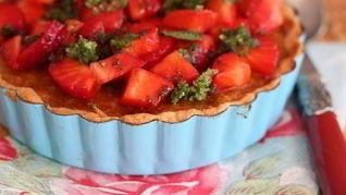 Персиковый тарт с клубничной сальсой