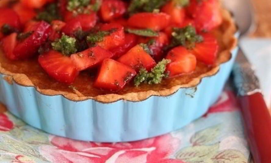 Рецепт персикового тарта с клубничной сальсой