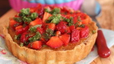 персиковый тарт с клубничной сальсой