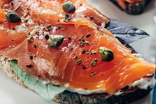 Ржаные тартинки с лососем