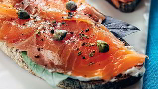 Ржаные тартинки с лососем