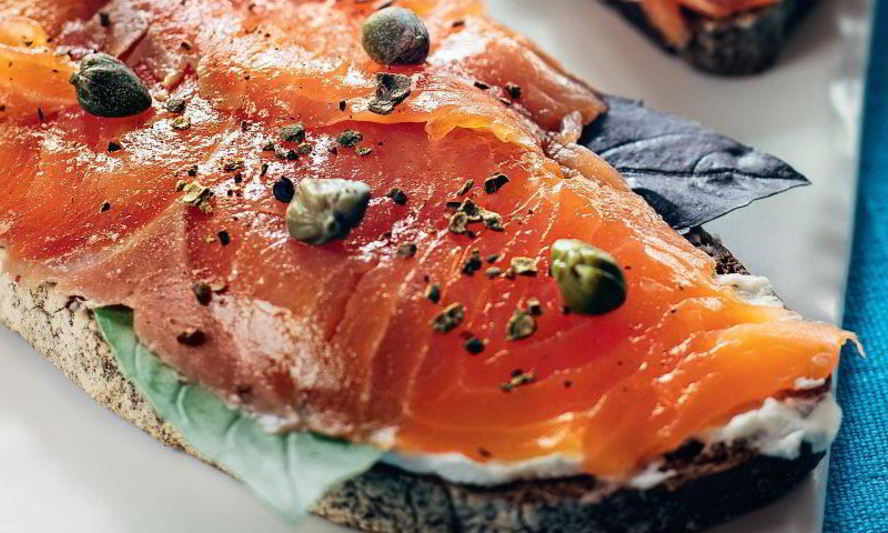 Рецепт ржаных тартинок с лососем