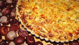 Тарт 3 сыра с пореем, балыком и оливками