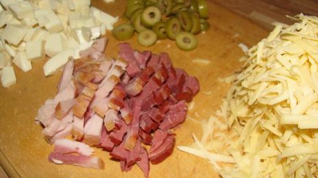 тарт 3 сыра с пореем, балыком и оливками