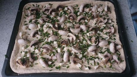 тарт фламбе с шампиньонами