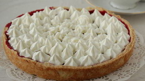 тарт с брусникой и нежным кремом с белым шоколадом