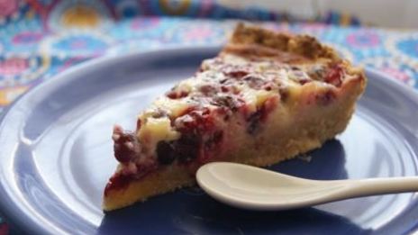 тарт с брусникой и запеченным ганашем из белого шоколада