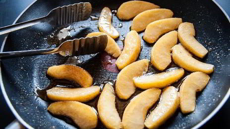 тарт с карамельным кремом и яблоками