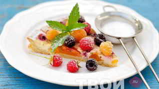 Тарт с малиной, нектаринами и тимьяном