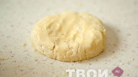 тарт с малиной, нектаринами и тимьяном