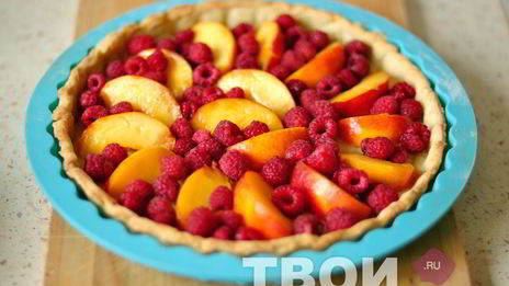 тарт с малиной, нектаринами и тимьяном