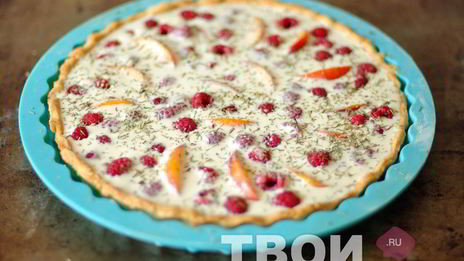 тарт с малиной, нектаринами и тимьяном