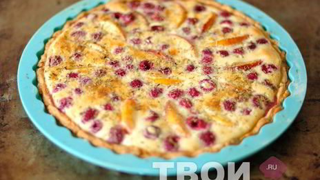 тарт с малиной, нектаринами и тимьяном