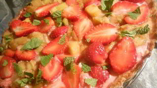 Тарт с маскарпоне, ревенем и клубникой