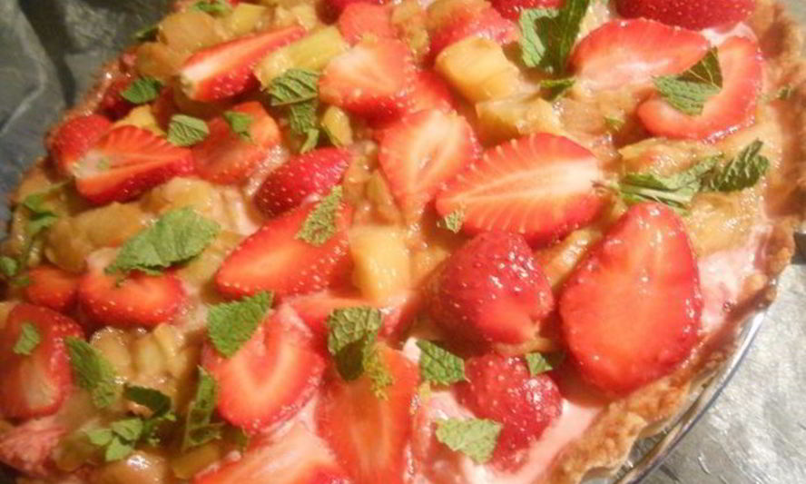 Рецепт тарта с маскарпоне, ревенем и клубникой