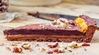 Тарт с шоколадным ганашем и соленой карамелью