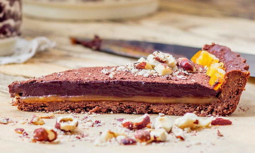 Рецепт тарта с шоколадным ганашем и соленой карамелью