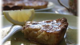 Тарт с зерненым творогом и медом