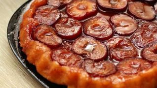 Тарт Татен со сливами